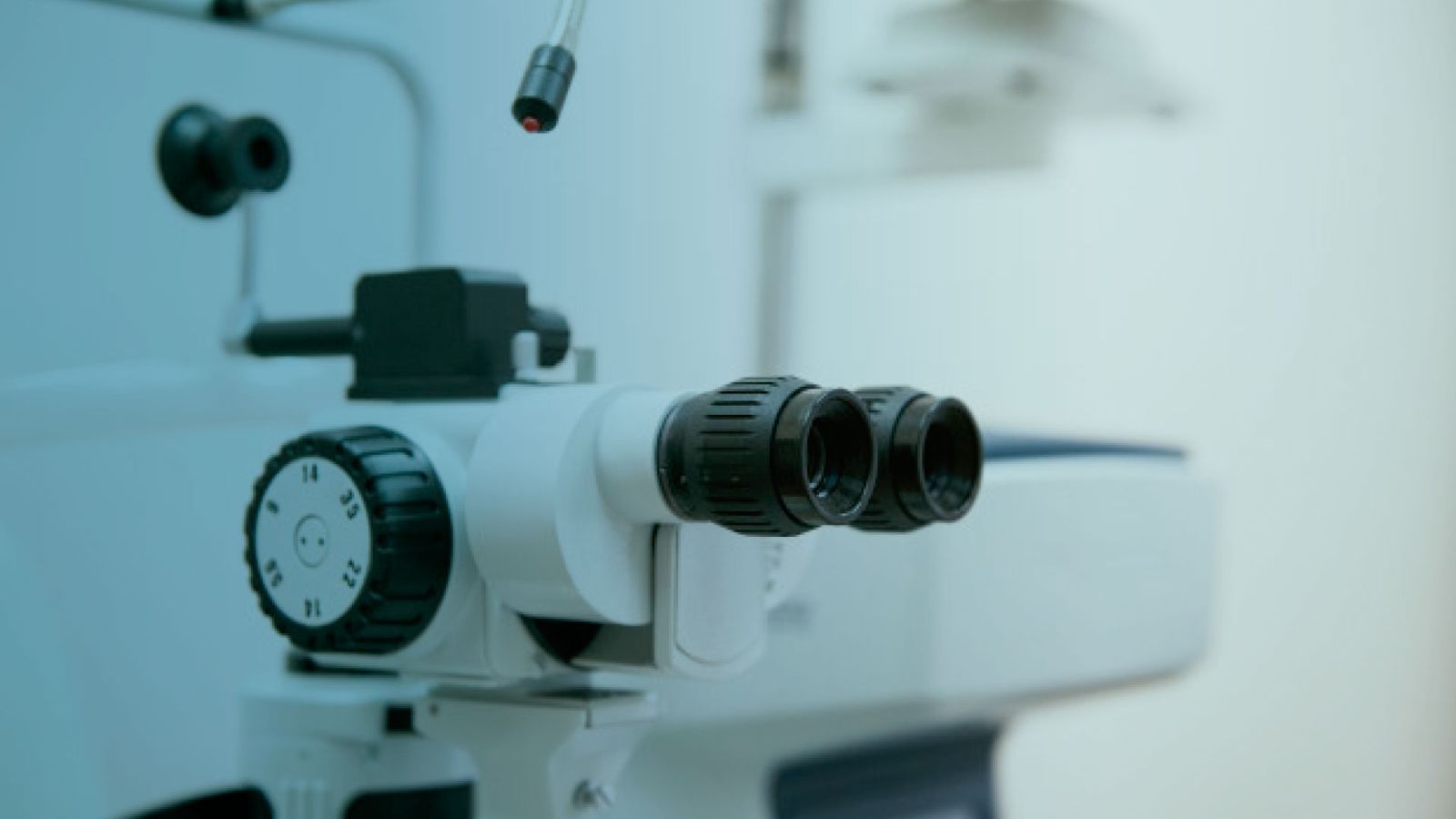 Lámpara de hendidura para examinar el ojo